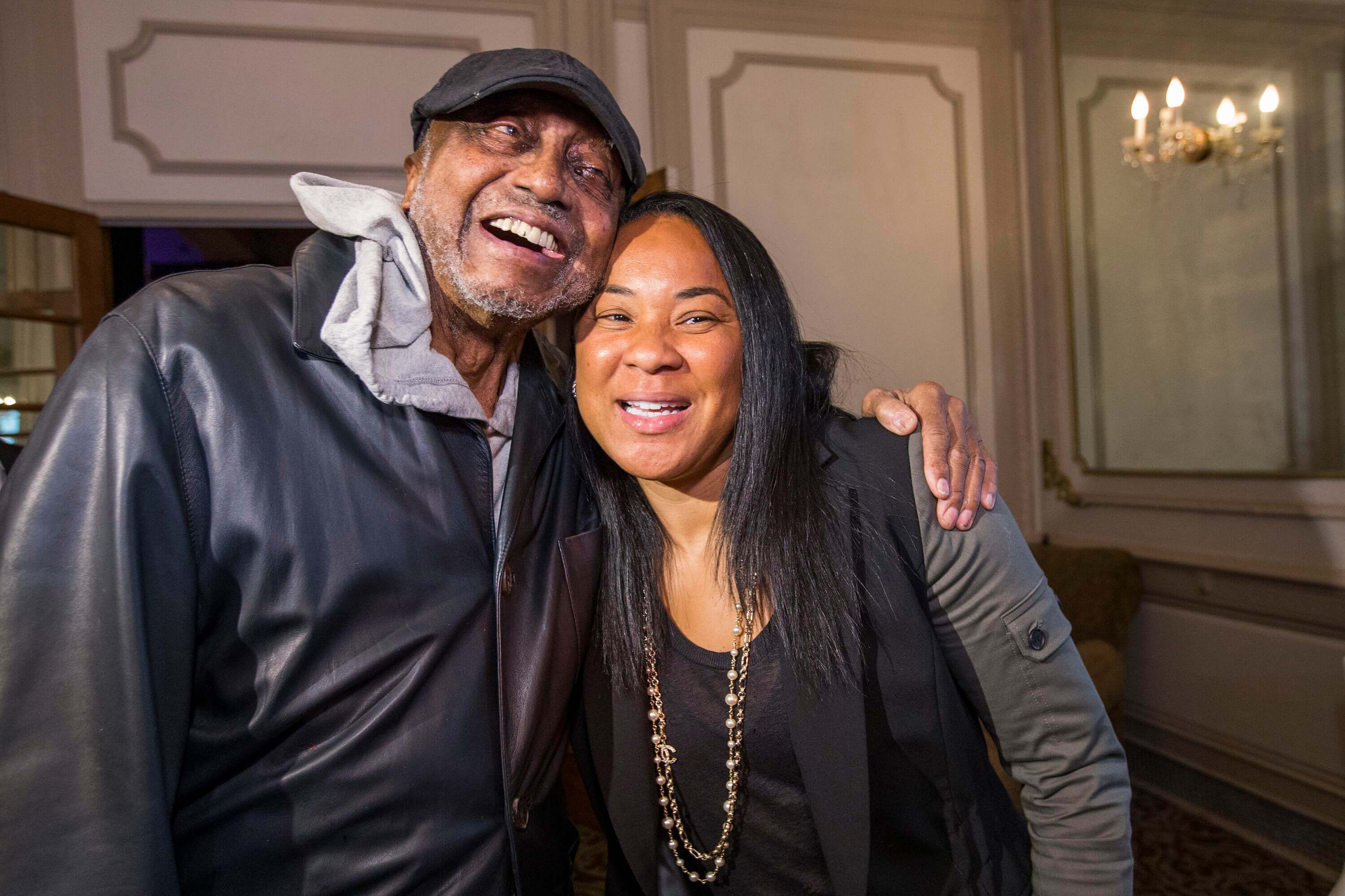 Andscape - Dawn Staley honored her mentor, late Temple University head  coach John Chaney, during South Carolina Women's Basketball's game against  UConn last night 🙏🏽