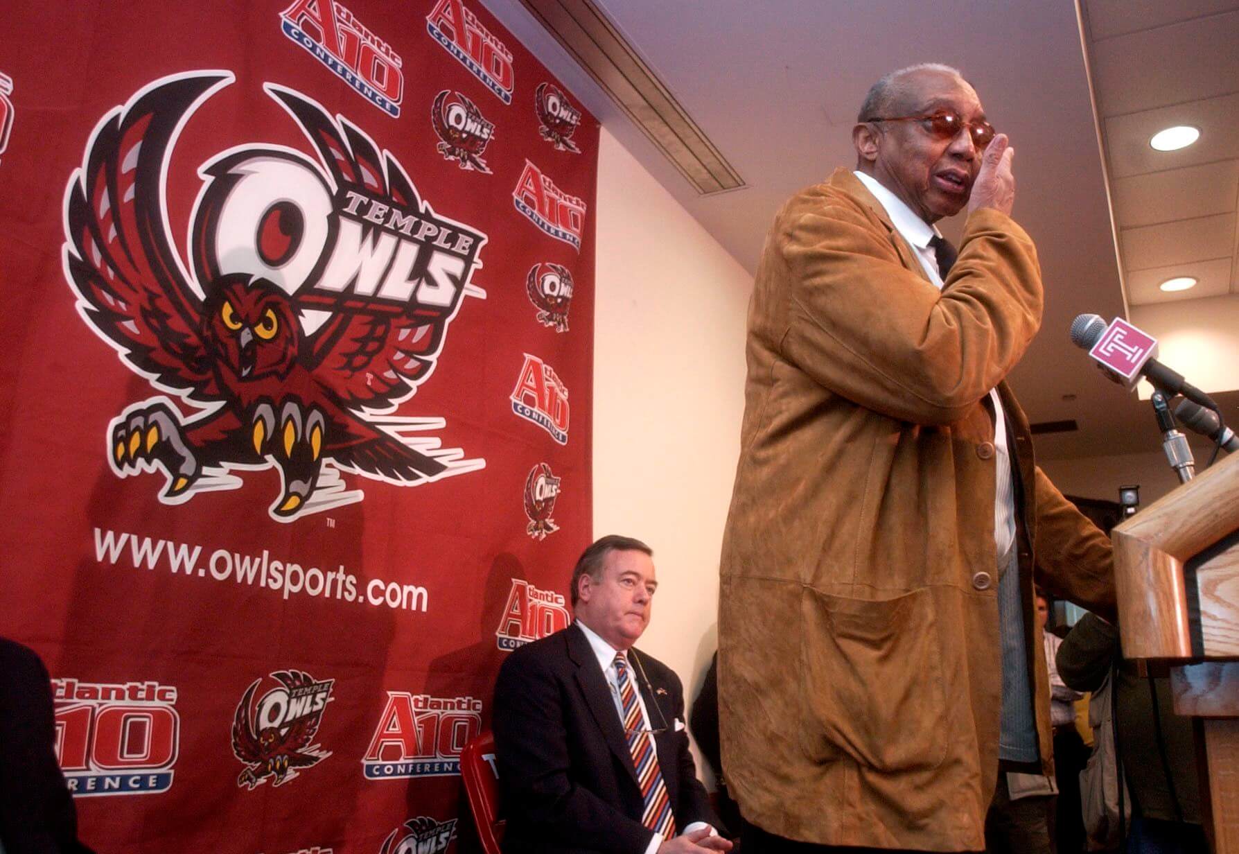 Andscape - Dawn Staley honored her mentor, late Temple University head  coach John Chaney, during South Carolina Women's Basketball's game against  UConn last night 🙏🏽