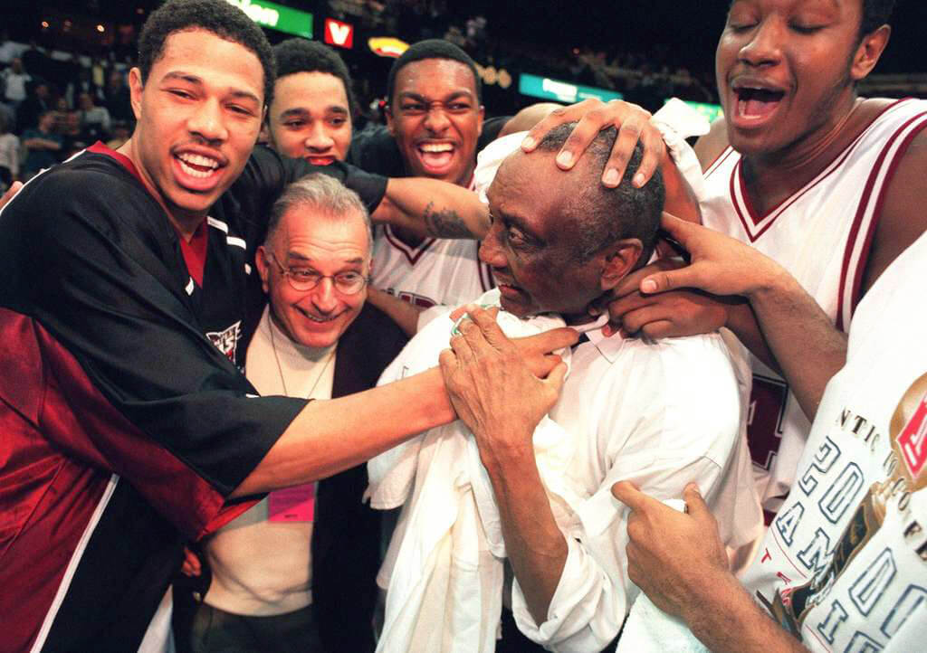 Andscape - Dawn Staley honored her mentor, late Temple University head  coach John Chaney, during South Carolina Women's Basketball's game against  UConn last night 🙏🏽