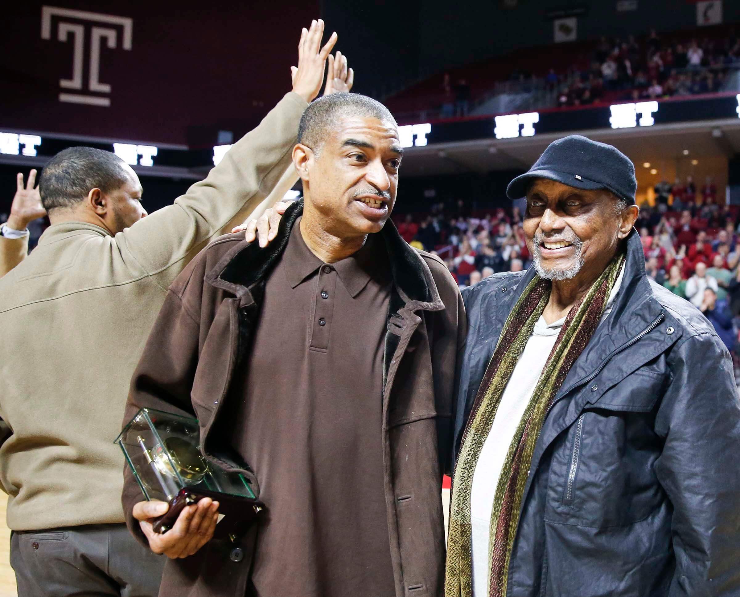 Andscape - Dawn Staley honored her mentor, late Temple University head  coach John Chaney, during South Carolina Women's Basketball's game against  UConn last night 🙏🏽